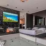 Aura Aparthotel