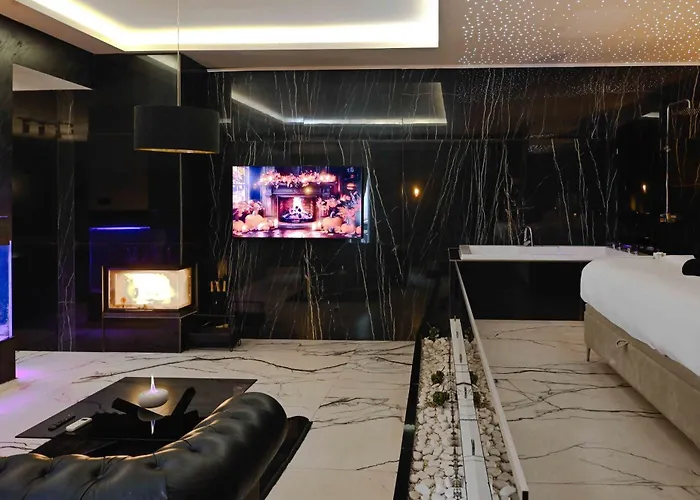 מלון דירות Aura 3*